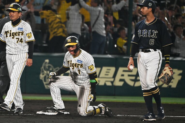 日本シリーズ第5戦で8回に阪神・森下翔太が放った逆転のタイムリー三塁打（4枚目／全5枚）©︎Naoya Sanuki
