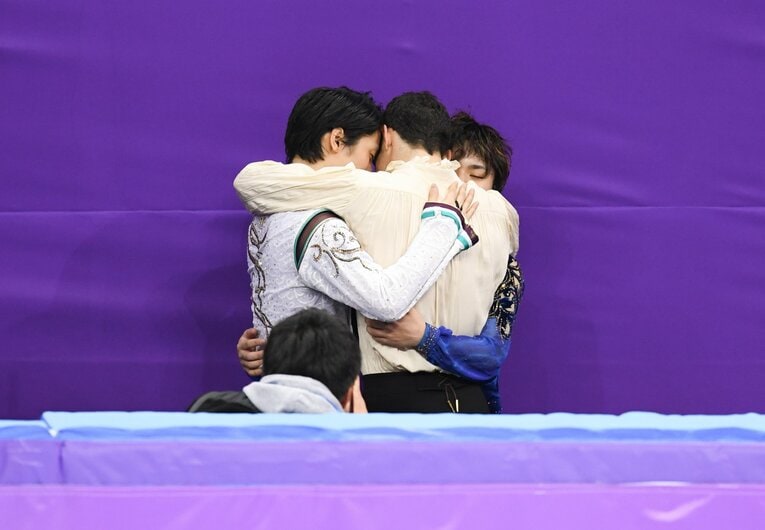平昌五輪の試合直後、リンクサイドで涙を流しながら抱き合った羽生、宇野、フェルナンデス　©Asami Enomoto/JMPA