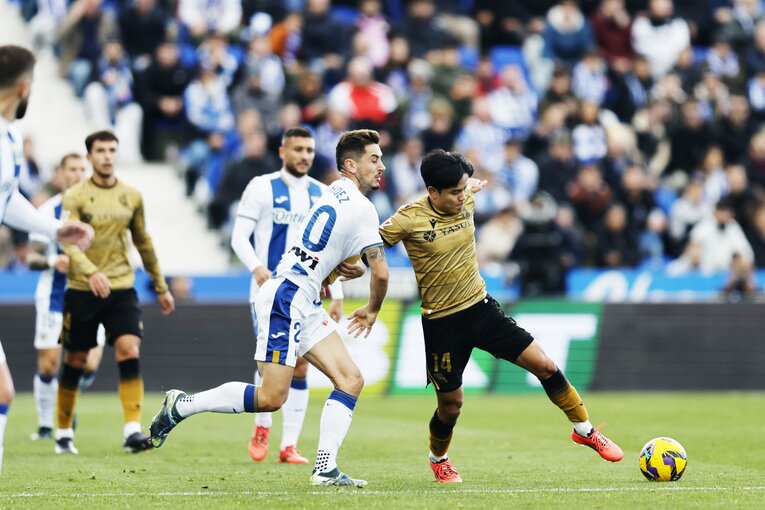 相手のしがみつくようなファールへも、倒れることなく体幹の強さを見せつけた　©Daisuke Nakashima