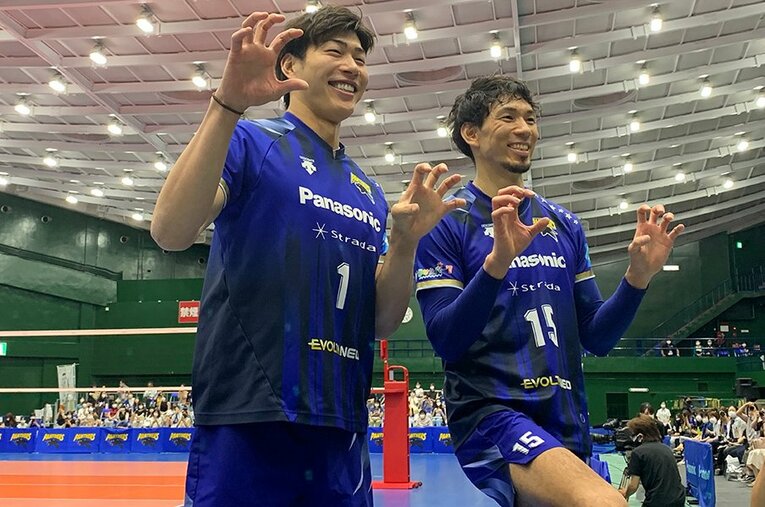 14日に行われた福澤達哉の引退試合で笑顔を浮かべる清水邦広。日本男子バレーの一時代を支えた2人の友情は厚い ／ photograph by Noriko Yonemushi