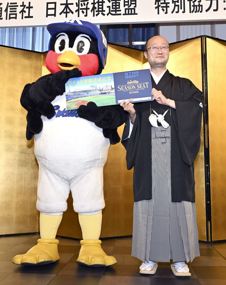 つば九郎は渡辺棋王の就位式に姿を現した　©Kyodo News