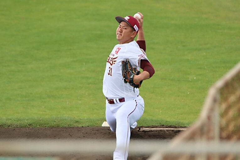 厳しい表情で投球練習に臨む福井©Kou Hiroo