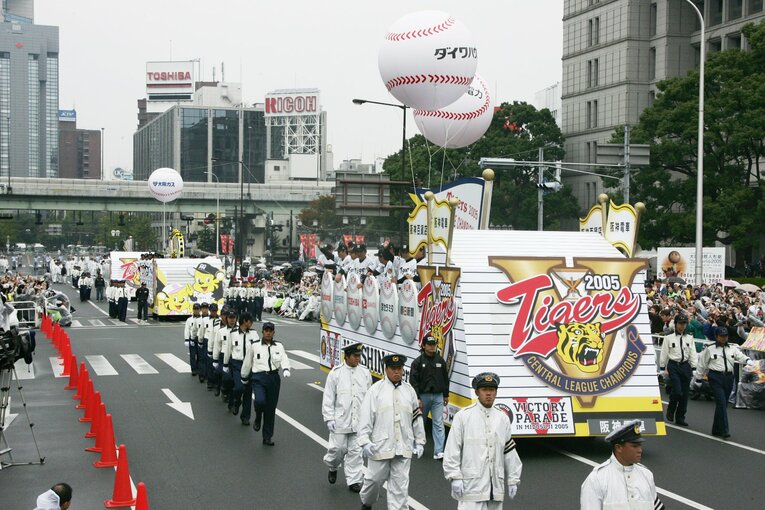 2005年、阪神の御堂筋パレード　©JIJI PRESS