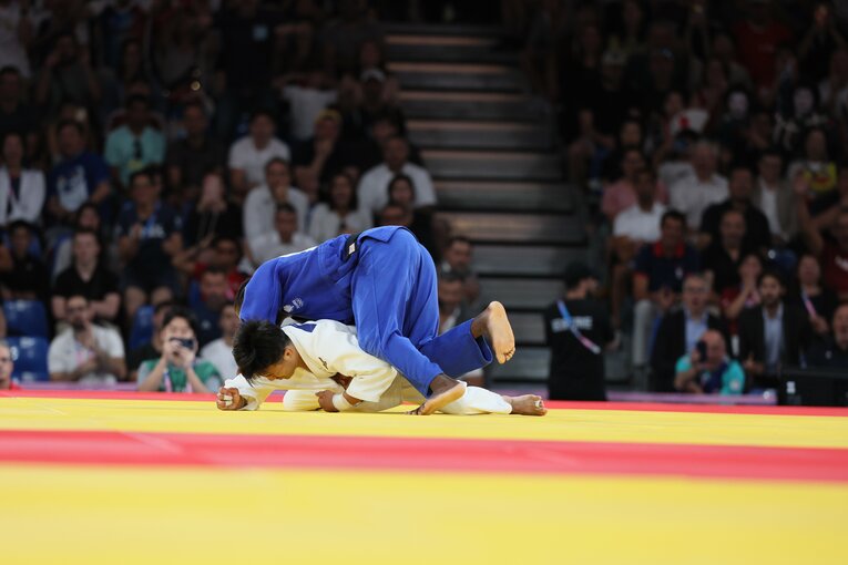 ギャバと攻防を繰り広げる橋本　©Kaoru Watanabe/JMPA