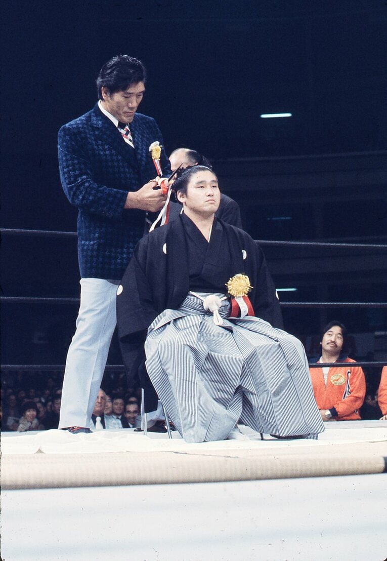 天龍源一郎の断髪式を執り行うジャイアント馬場 ／ photograph by AFLO