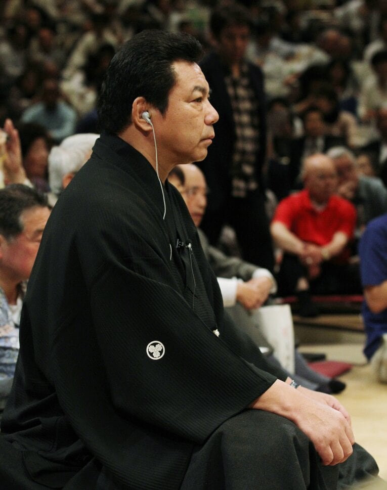 土俵の下で取組を見守る九重親方　©︎JIJI PRESS