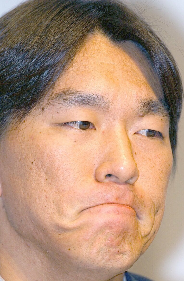 FA宣言をしてメジャー挑戦を表明した松井秀喜。沈痛な表情で移籍会見をした（2002年11月1日）　©️SANKEI SHIMBUN
