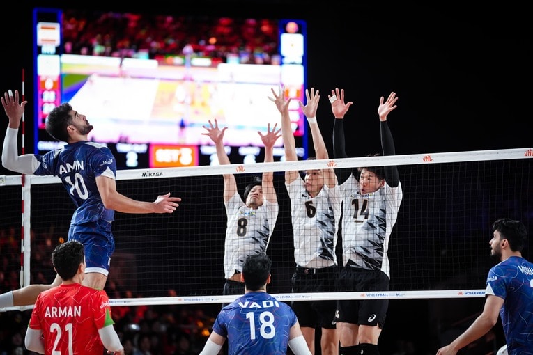 関田誠大、山内晶大、石川祐希のブロック（VNLイラン戦）©︎Volleyball Wrold