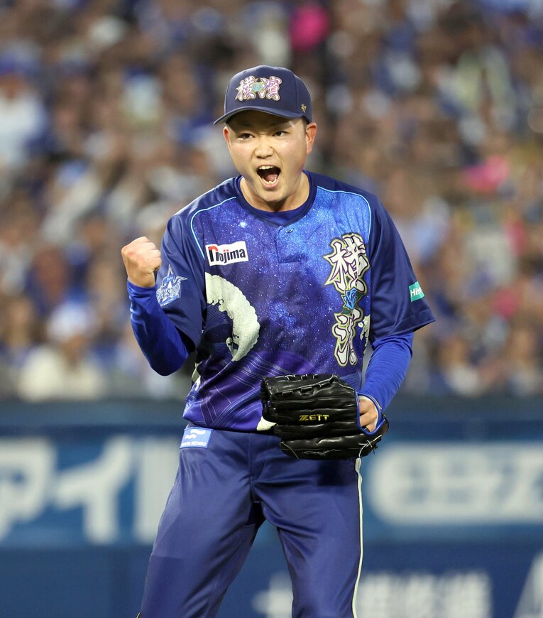 7月9日、球団初のデビュー4戦4勝をかけて先発した中日戦でピンチをしのぎ、ガッツポーズを見せる石田裕太郎　©Sankei Shimbun