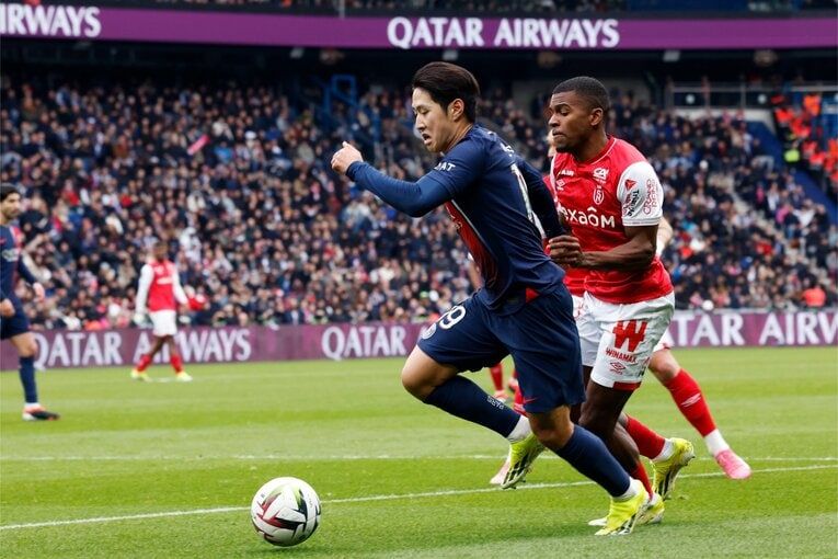 伊東純也は日本代表選外だが「フランス代表DFとの攻防で高い精度」強豪PSG戦、先制ゴール起点のち“深く一礼”…撮影カメラマンは見た(18)