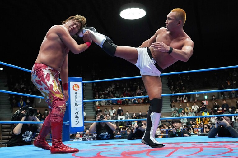 中嶋勝彦はハイキックで応戦　©Essei Hara