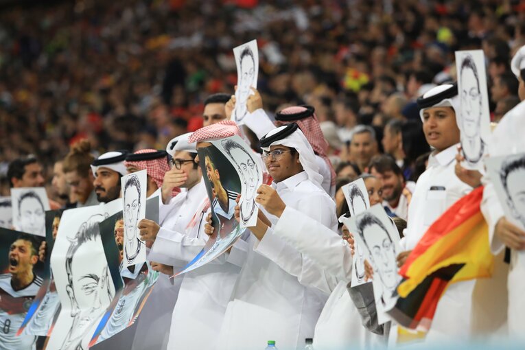 エジルの肖像画を掲げる人たち　©Kazuo Fukuchi/JMPA