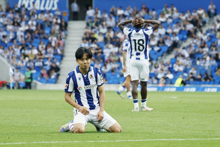 「久保建英が子供ファンにユニホームを」日本代表招集前のホーム最終戦で監督と別れ…5季連続欧州カップ戦は「ソシエダでの奇跡的な時」だった(9)