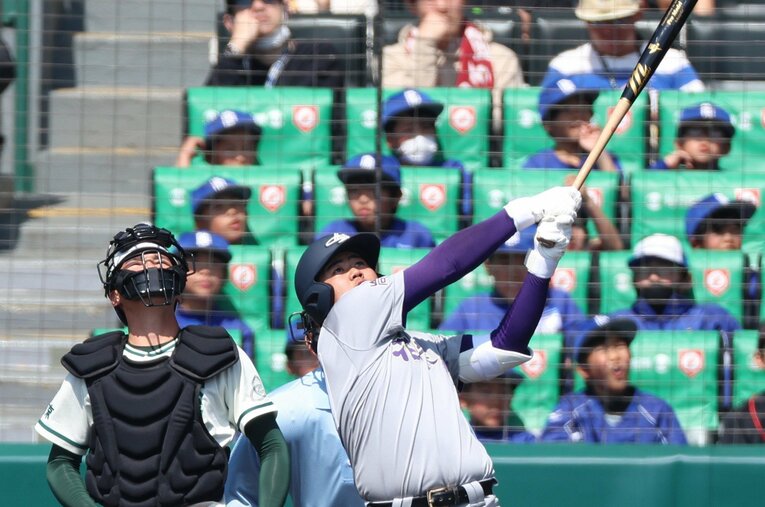 木製バットでフルスイングする花巻東の古城大翔。「飛ばないバット」以降は、木製を使う選手も目につくようになった ／ photograph by JIJI PRESS