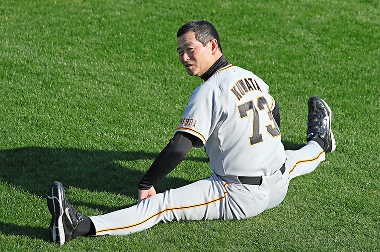 キャンプでの練習終了後、ストレッチする桑田真澄・投手チーフコーチ補佐 ／ photograph by SANKEI SHINBUN