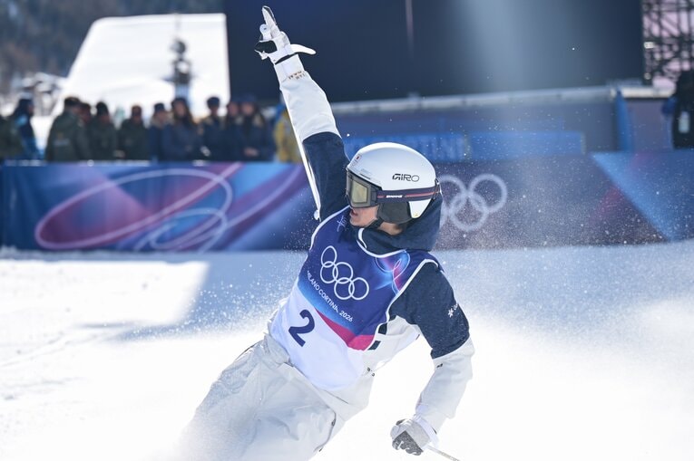 準決勝に勝利して力強いガッツポーズの堀島　©Nanae Suzuki/JMPA