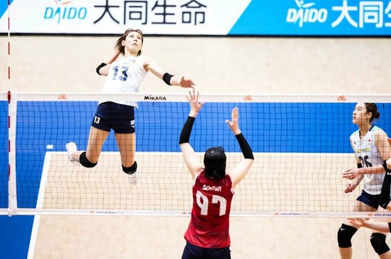 打点の高い和田由紀子のスパイク　©︎Volleyball World