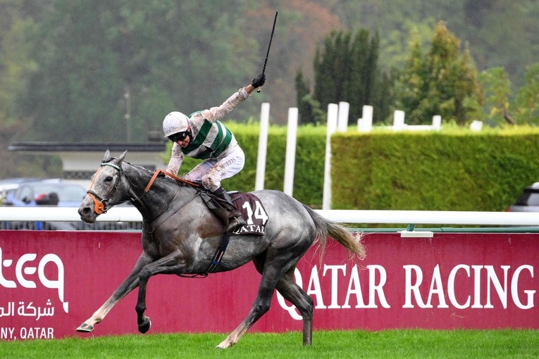 10月2日の凱旋門賞。直線で力強く抜け出すアルピニスタ　©AFP/JIJI PRESS