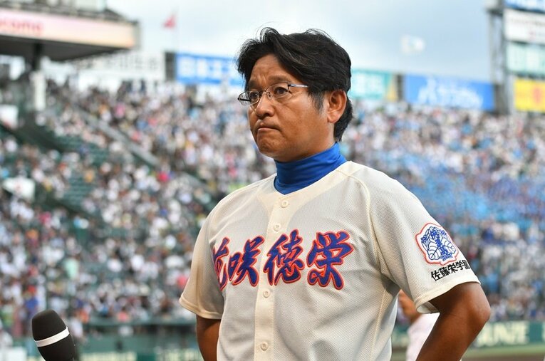 花咲徳栄を率いる名将・岩井隆 ／ photograph by Hideki Sugiyama