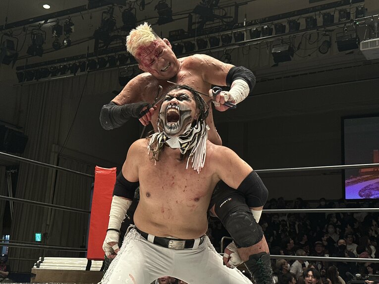 スワイプすると「エル・デスペラードvs葛西純」など激闘写真をご覧になれます　©Norihiro Hashimoto