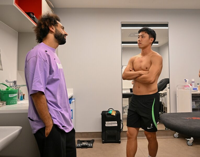 加入して間もない2023年8月、さっそくモハメド・サラー（左）と談笑する遠藤の姿があった　©︎Getty Images