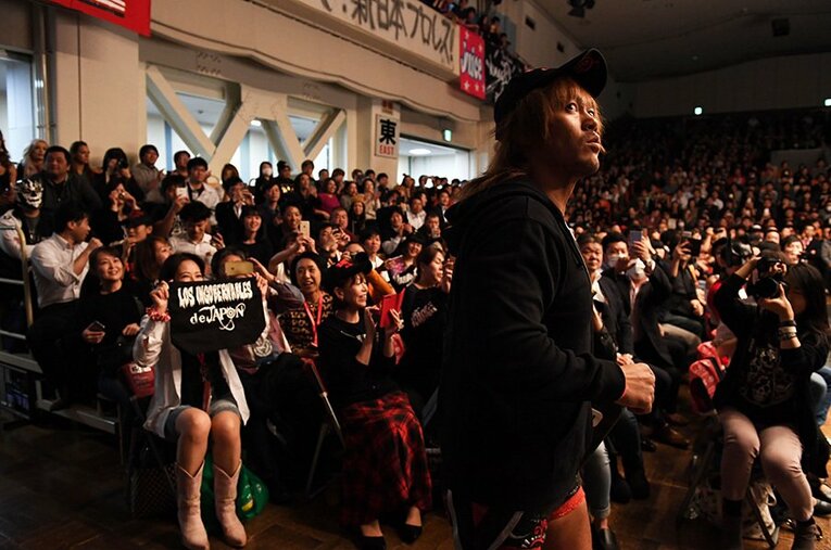 メディアで毒舌を吐き、新日本プロレスの体制側には噛み付くが……ファンにはどこまでも優しい内藤。 ／ photograph by Essei Hara