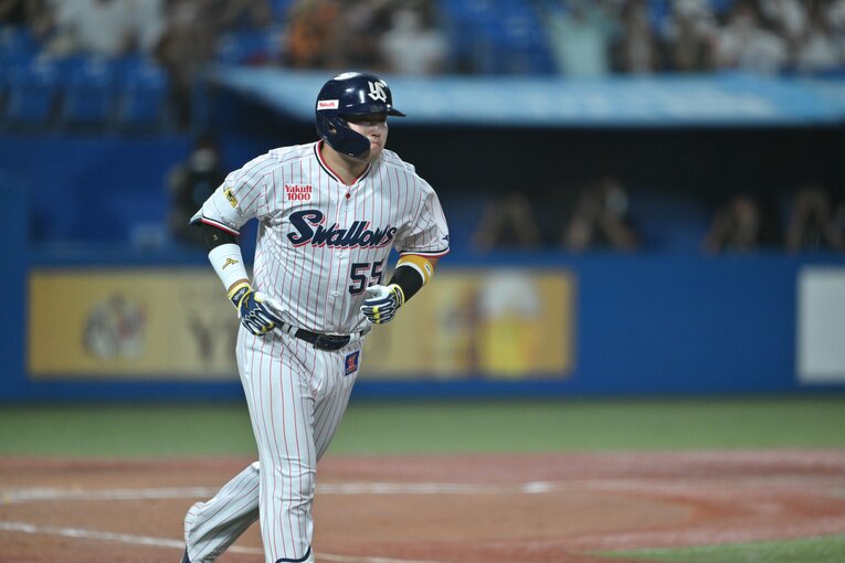 王貞治に並ぶ55号本塁打。スタンドインをみて手を叩き走り始める　©︎Hideki Sugiyama