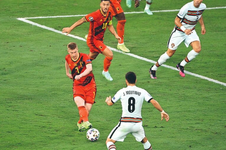 ベルギー代表でも司令塔として活躍。EURO2020では決勝トーナメント進出に貢献した（準々決勝でイタリアに敗退） ／ photograph by L’Équipe