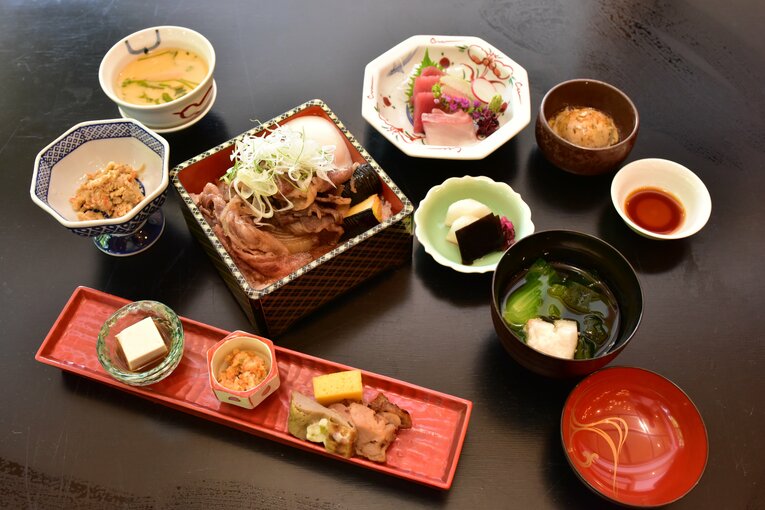 藤井竜王の2日目の昼食「牛すき煮御膳」　©日本将棋連盟