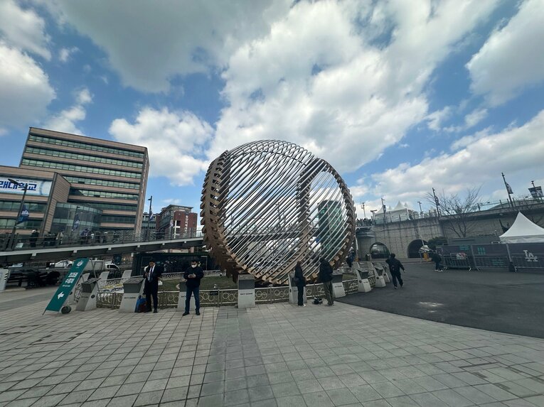 代理人店の人らと待ち合わせ場所に使われている球場前の球体オブジェ。ここで代理店の方と待ち合わせた