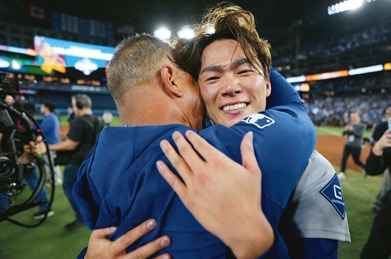 ワールドシリーズ連覇を決め、ロバーツ監督と抱擁をかわす山本由伸 ／ photograph by Getty Images
