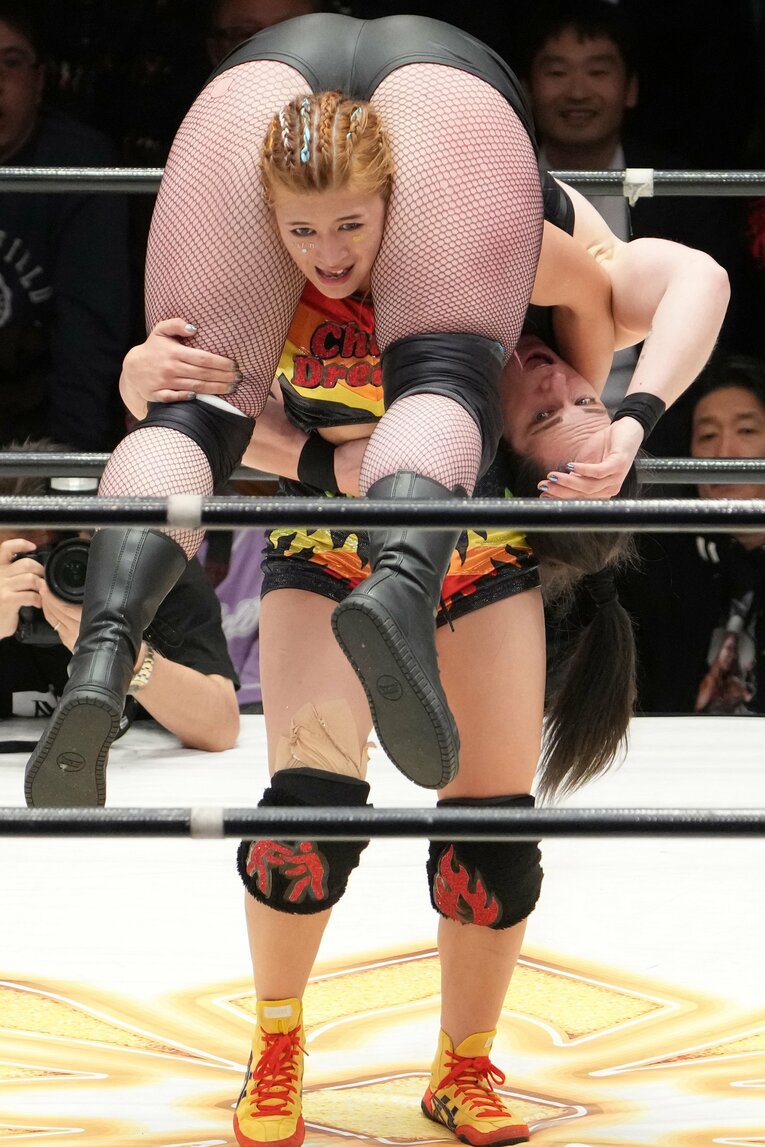 タンクを担ぎ上げる山岡聖怜　©Masashi Hara