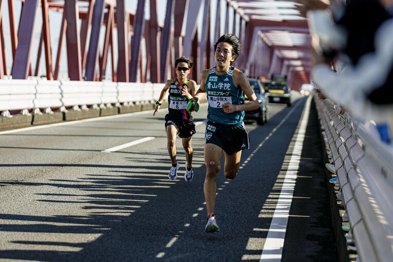 全日本大学駅伝2区での青学大・鶴川と創価大・吉田響の“訳アリ”4年生同士によるデッドヒート　©Kiichi Matsumoto