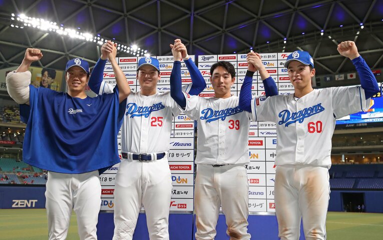 柳裕也（左端）は13日の試合で9回無安打ながらノーノーを達成できなかったものの、中日は延長戦で勝利した　©JIJI PRESS