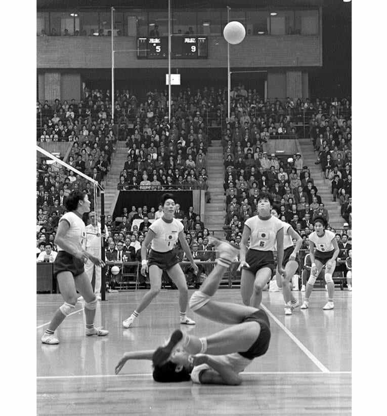 1964年東京五輪にて、「回転レシーブ」で守備をする東洋の魔女©KYODO