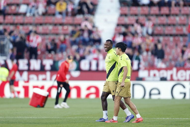 【テレビに映らないクボの素顔】アップに登場した久保は、日本代表後の時差ボケの影響かあくびを噛み殺していた　©Daisuke Nakashima