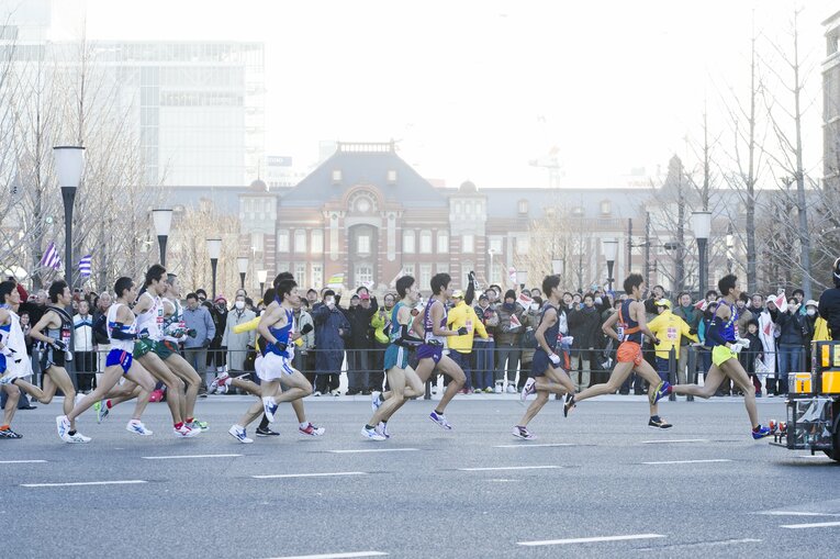 スタート後　第89回箱根駅伝 ／ photograph by Nanae Suzuki