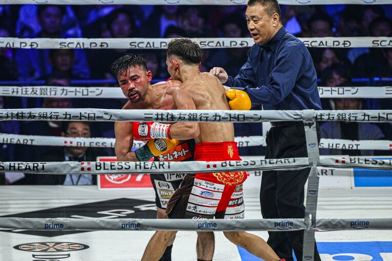 堤聖也vs.比嘉大吾。2月24日、有明アリーナ　©Takuya Sugiyama