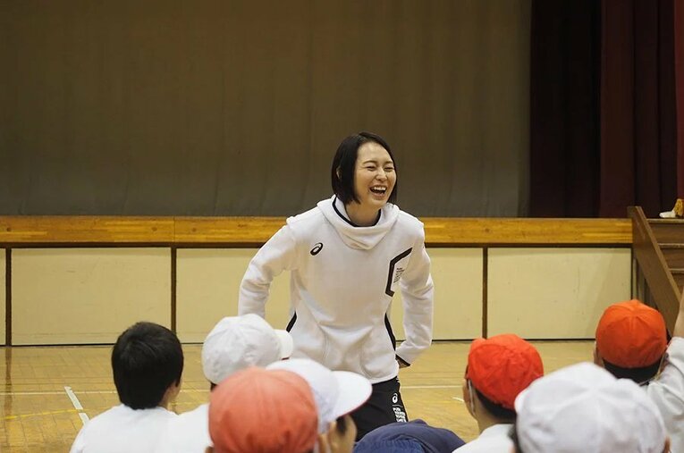 子どもたちにバレーボールの楽しさを伝える大山加奈（19年撮影）©︎RIGHTS.
