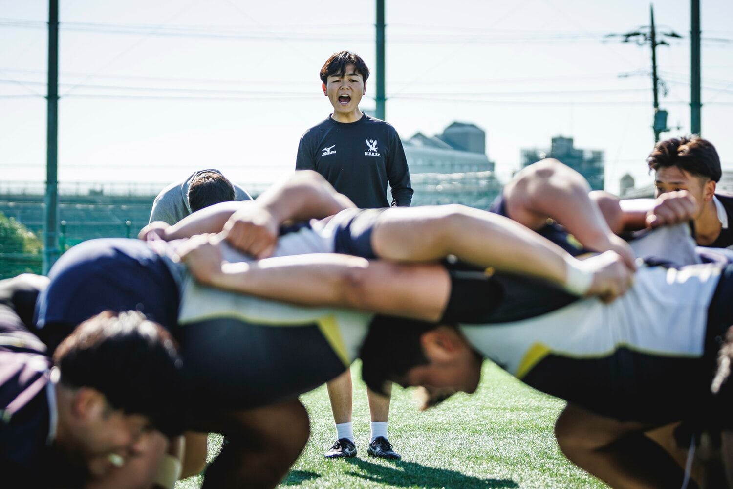 チームでは学生コーチも兼任し、おもにフォワードの練習をサポートしている　©Kiichi Matsumoto