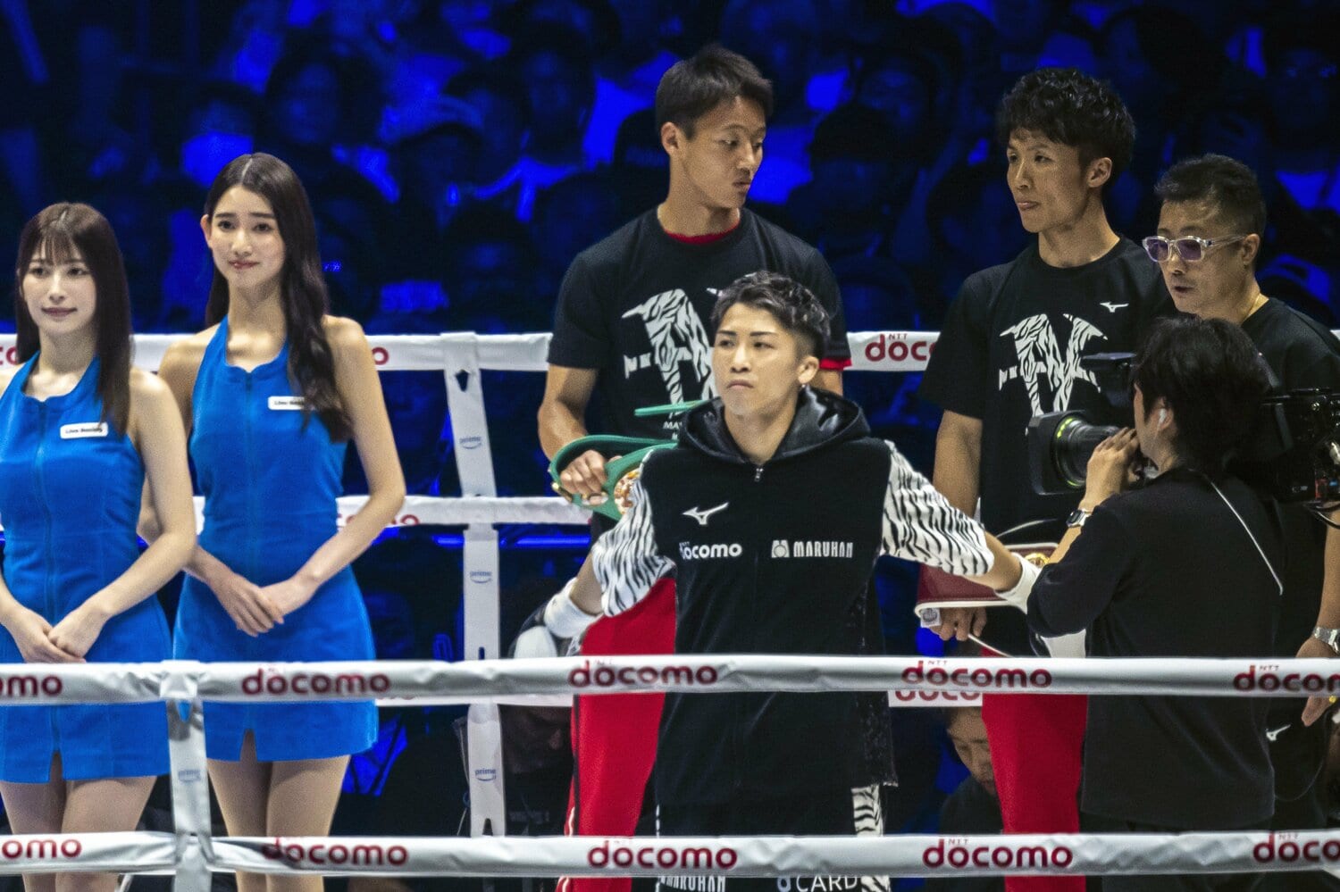 ネリ戦の開始直前、井上に付き添う真吾トレーナー(一番右)と山口(右から2番目) ©Takuya Sugiyama