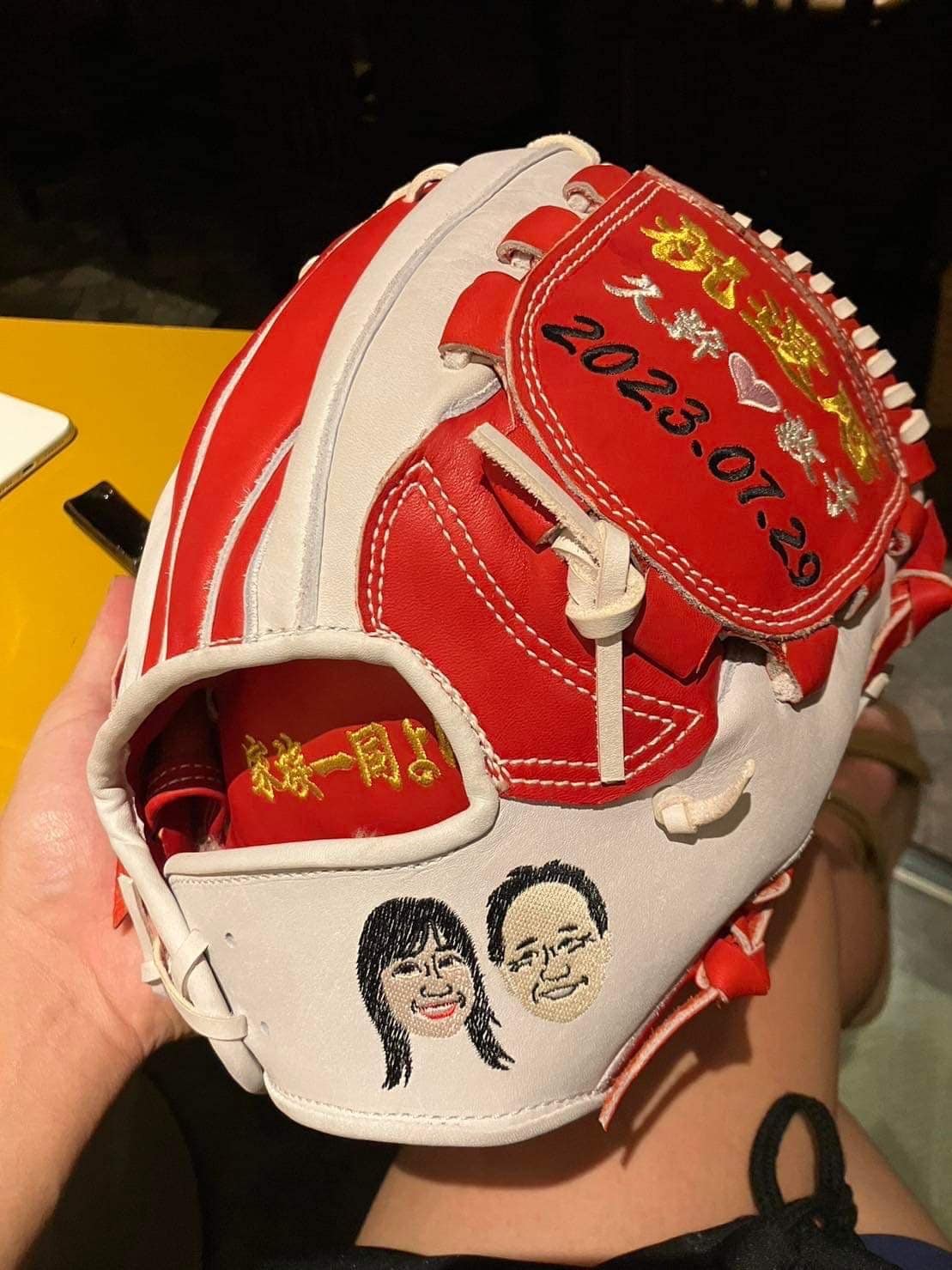 両親の還暦祝いに作ったという実際のグローブ/本人提供