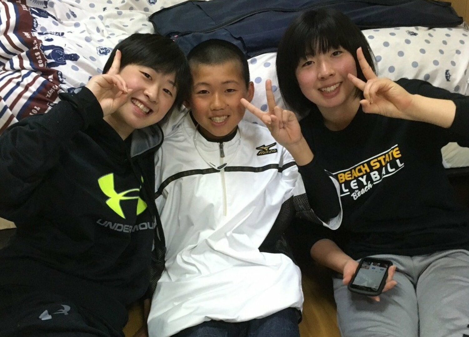 小学生時代は背も小さくて華奢だったという立石正広(中央)。幼い頃はバレーボールはもちろん、水泳にも取り組んでいた (写真/優華さん提供)