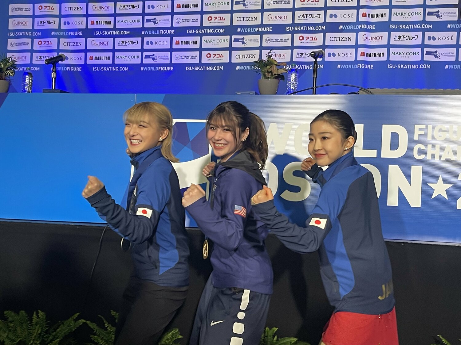 左から2位となった坂本花織、優勝したアリサ・リュウ、3位の千葉百音　©Akiko Tamura