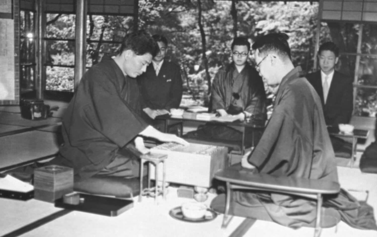 1954年の第13期名人戦第1局での2人の対決。千日手指し直しになったという©Kyodo News