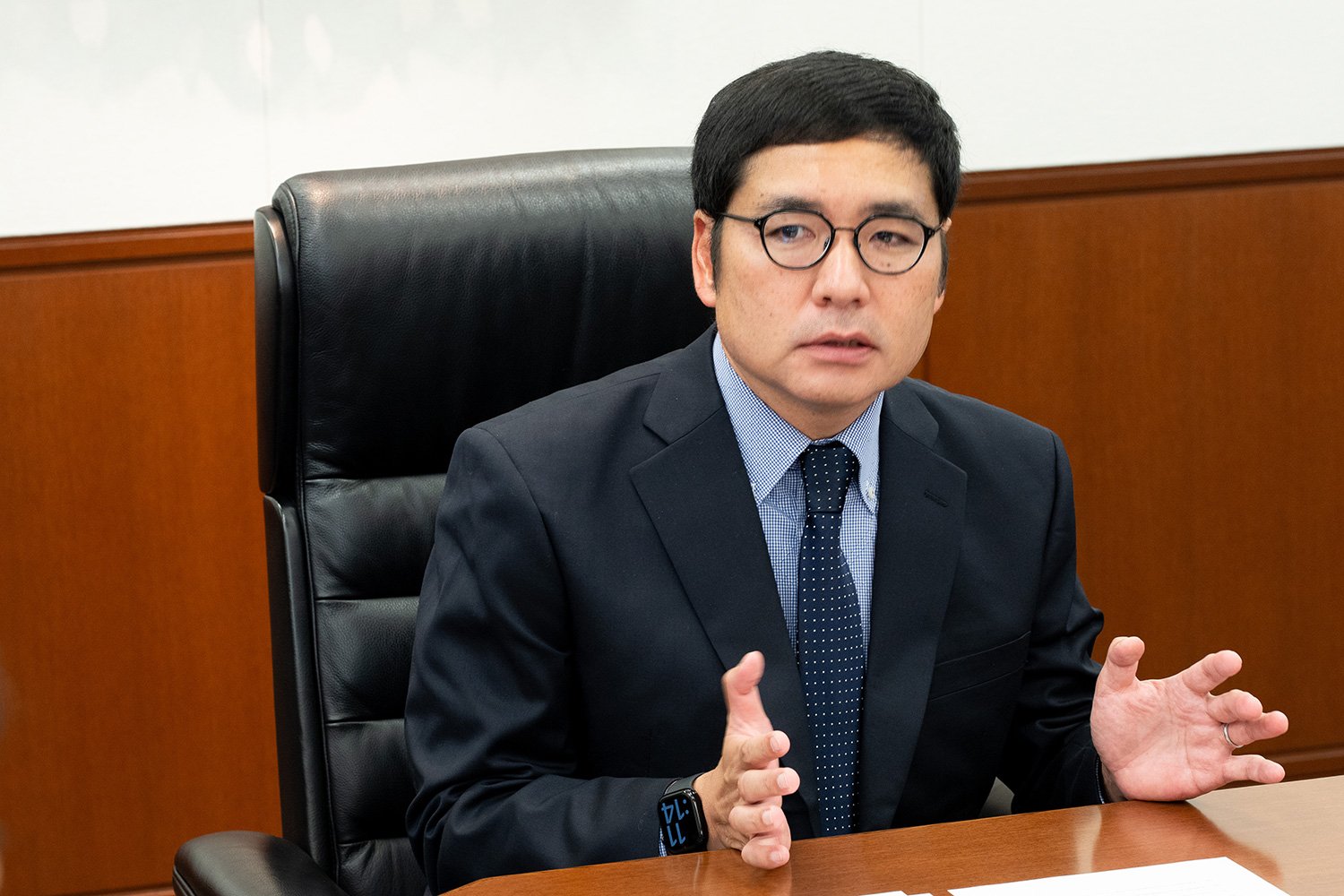 岩本義弘　Yoshihiro Iwamoto　1972年生、東京都出身。1998年から約20年間勤めた前職の出版社では代表取締役として会社経営に携わりながら、サッカー専門誌など数多くの媒体を発刊｡2016年には「キャプテン翼」の作者・高橋陽一と株式会社TSUBASAを設立。現在は同作のライツ事業の展開をはじめ、南葛SCの代表取締役専務・GMとしてクラブの強化･渉外を担当する　©Shiro Miyake