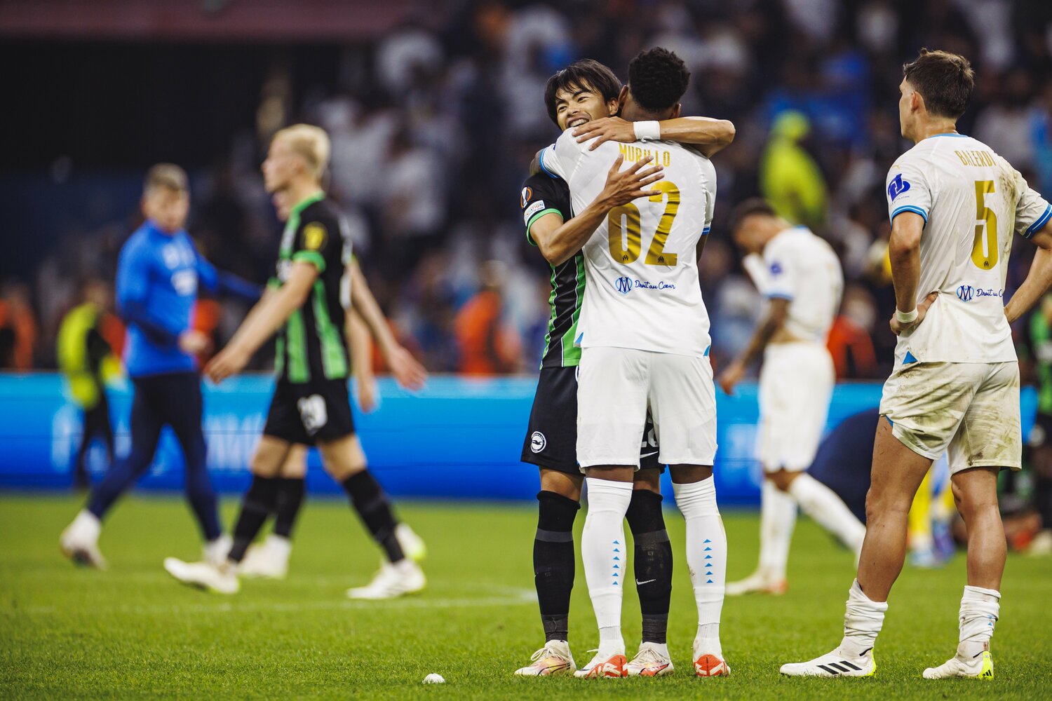 試合後にはマルセイユの選手と笑顔でハグするシーンも ©Kiichi Matsumoto