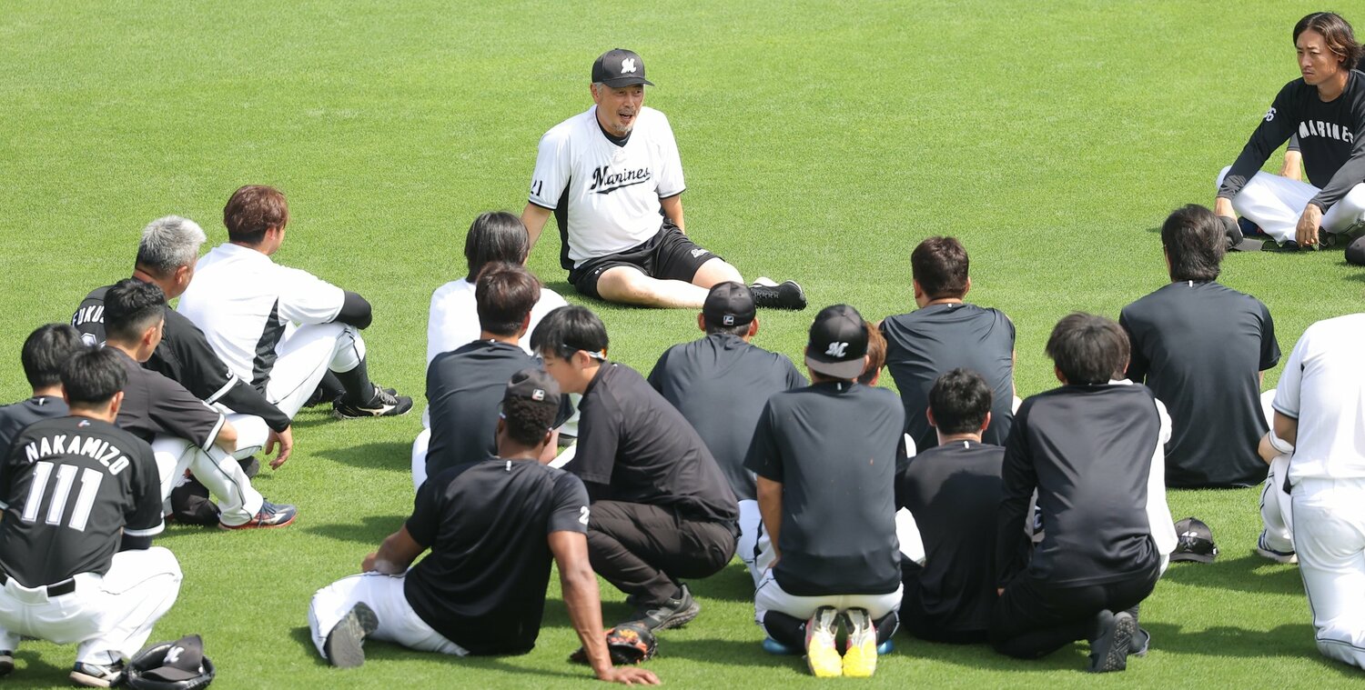 今年8月20日の楽天戦前には、外野の芝生の上で青空ミーティング ©︎SANKEI SHIMBUN