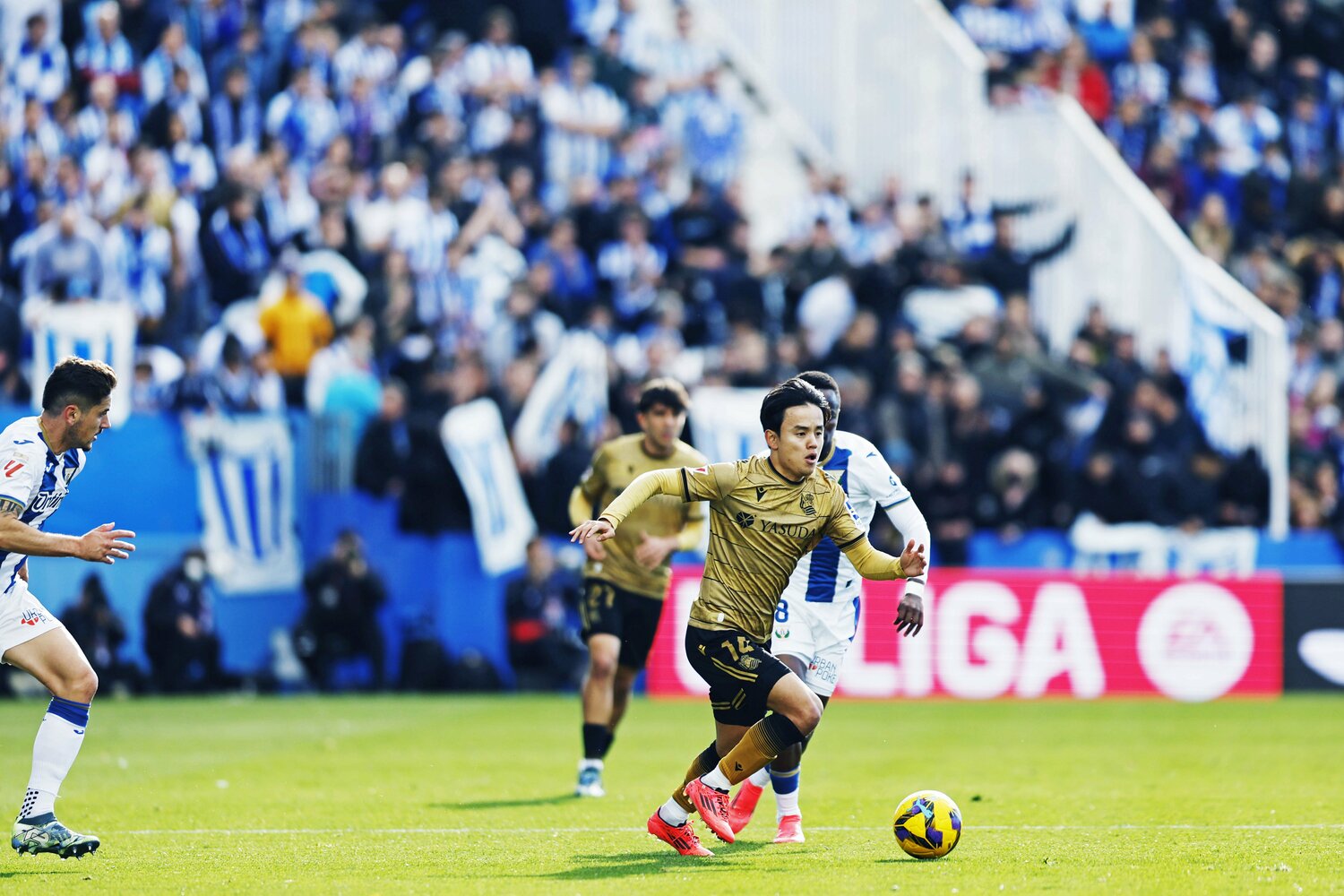 先制点の起点となった、久保のピッチ中央へ向かっての突破