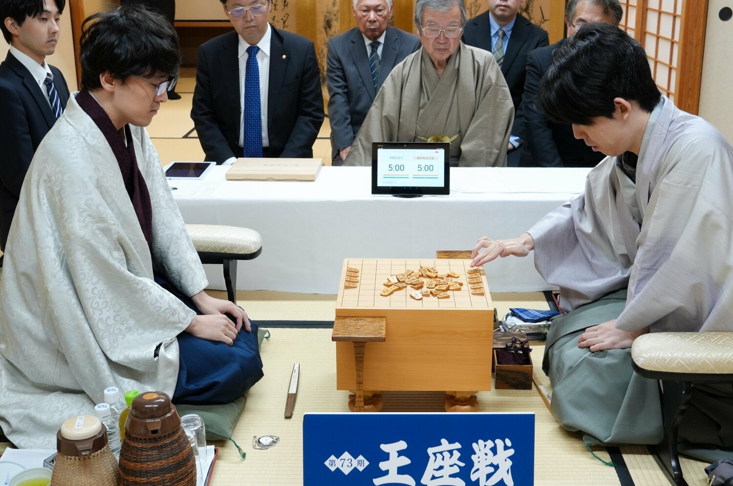 「えっ」控室も驚き…藤井聡太から“二冠を奪った同学年”伊藤匠将棋は何がスゴいか「ただ“真の2強”になるには2日制で」と語る棋士も＜Number Web＞ photograph by 日本将棋連盟
